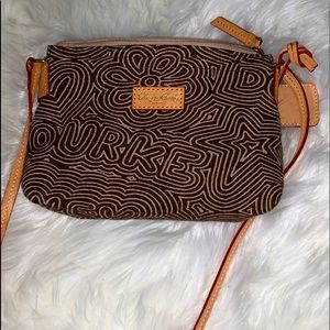 Selling this Dooney Bourke cross body purse 35$